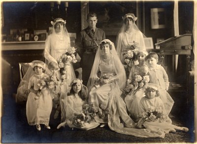 布兰奇-卡文迪什夫人和伊万-默里上校的集体婚礼肖像，兰斯道恩宫，1919年4月21日（黑白照片）。 作者 拉斐特工作室