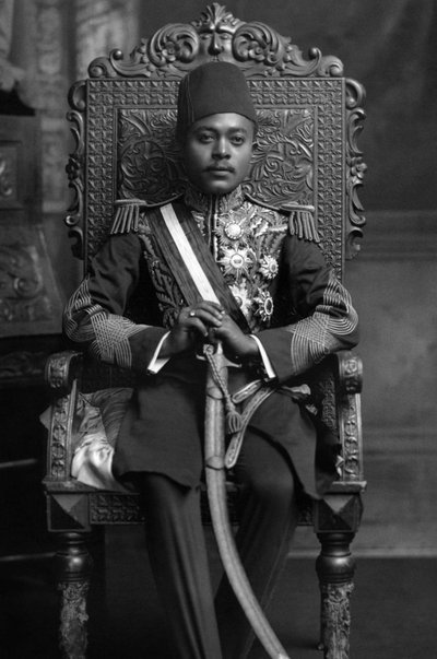 桑给巴尔苏丹阿里二世，约 1900 年（照片） 作者 拉斐特工作室