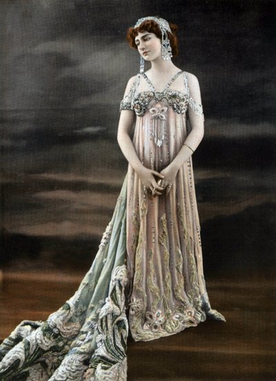法国女高音歌唱家热纳维耶芙-维克斯在巴黎 Comique 歌剧院歌剧《Circe》中饰演 Circe（照片） 作者 罗伊特林格工作室