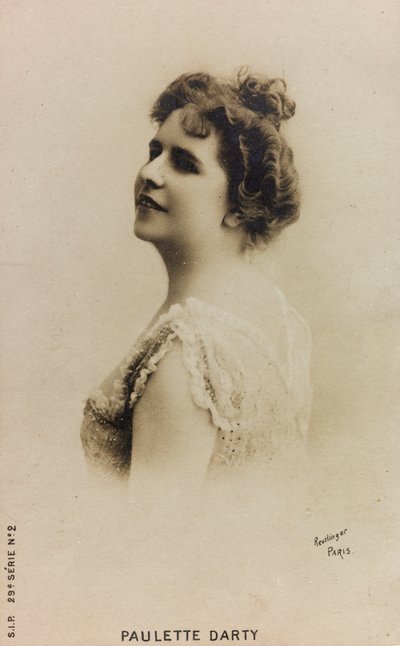 法国歌手宝莱特·德·巴迪 (Paulette de Bardy) 的肖像，被称为宝莱特·达蒂 (Paulette Darty)； 明信片 作者 罗伊特林格工作室