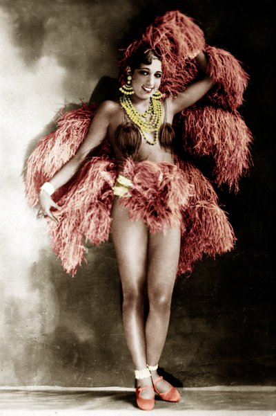 约瑟芬·贝克 (Josephine Baker) 在游乐厅 (Folies Bergeres) 作者 瓦莱丽工作室