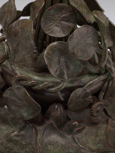 约1903年的“ Poly Lily”台灯（含铅玻璃和古铜色） 作者 蒂法尼影城