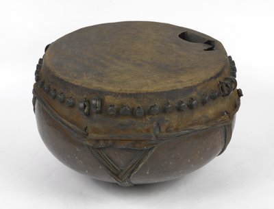 苏丹水壶鼓，c.1898（铜） 作者 苏丹学校