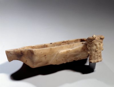美索不达米亚艺术：苏美尔时期（约公元前 2400 年）装饰有雄性头牛（信天翁）的灯。 巴黎，卢浮宫 作者 苏美尔美索不达米亚学校