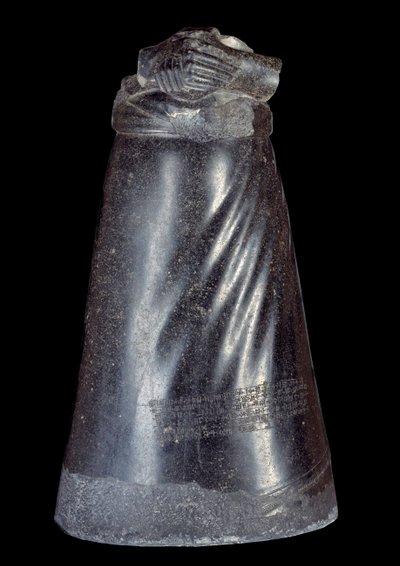 美索不达米亚：阿加德国王曼尼什图苏（Manishtousu）（公元前2270-2254）闪长岩雕像的下半部分。 公元前 2300-2250 年。 来自苏萨（巴比伦）的遗址。 Sun 0.88 m 巴黎, 卢浮宫 作者 苏美尔美索不达米亚学校