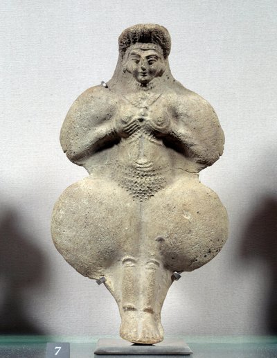 东方艺术：抱着乳房的女人陶俑，可能是生育女神伊什塔尔的代表。来自苏萨。伊朗。伊拉姆时期。公元前14-12世纪。太阳0.16米，卢浮宫博物馆 作者 苏美尔人苏美尔人