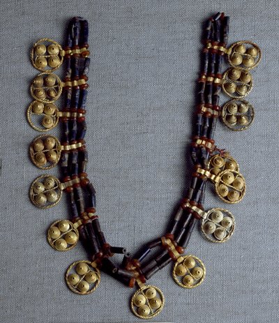 Sumerian Art: necklace with gold pendants and lapis lazuli beads used for the wedding. From the royal tombs of the site of Ur. 2600-2500 BC. Dim. 41 cm National Iraq Museum Baghdad 作者 Sumerian Sumerian