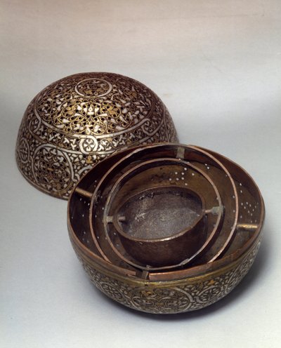 东方艺术：来自叙利亚的 Burle 香水（burn-perfumes）或暖手器（handwarmer），15 世纪末 16 世纪初。 铜合金锤击墓纹，穿孔，镶嵌金、银、黑浆。 巴黎，卢浮宫 作者 叙利亚学校