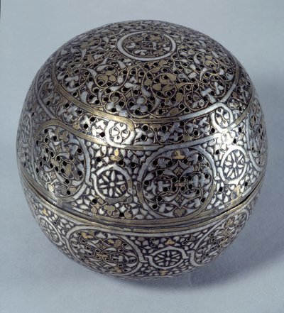Oriental Art: Frule perfume (burn-perfume) or hand warmer (hand warmer) from Syria, late 15th, beginning of 16th century. Copper alloy hammered with grave decor, pierces, inlaid with gold, silver and black paste. Paris, Musee Du Louvre 作者 叙利亚学校