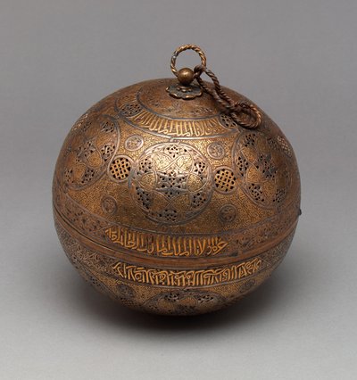 穿孔地球仪，约1300年（黄铜镶嵌金银）。 作者 叙利亚学校