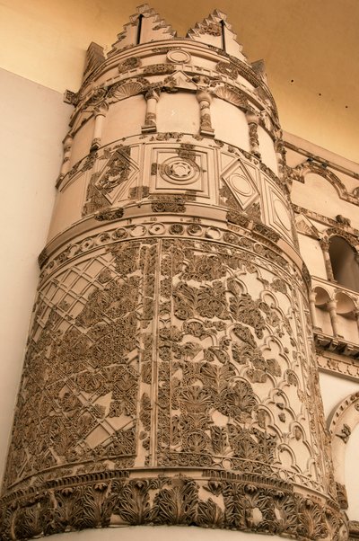 国家博物馆的入口，其中包括通往 Qasr al-Hayr al-Gharbi 的巨大门户，这是最著名的倭马亚城堡之一，大马士革老城（联合国教科文组织世界遗产名录） 作者 叙利亚学校