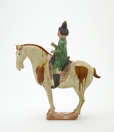 骑马的人，唐朝，c.700-750（带有硅酸铅釉和彩绘细节的陶器） 作者 唐代中文学校