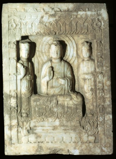 表现佛祖被两个侍者围绕的石碑，618-907年（石灰石）。 作者 唐代中文学校