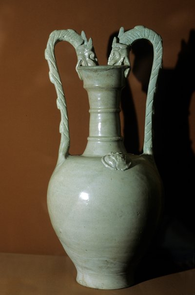 白釉花瓶，双龙柄，腹部有浮雕花卉装饰，618-907年 作者 唐代中文学校