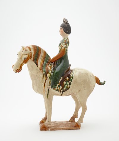 骑马的女人，唐朝，c.700-750（带有硅酸铅釉和彩绘细节的陶器） 作者 唐代中文学校