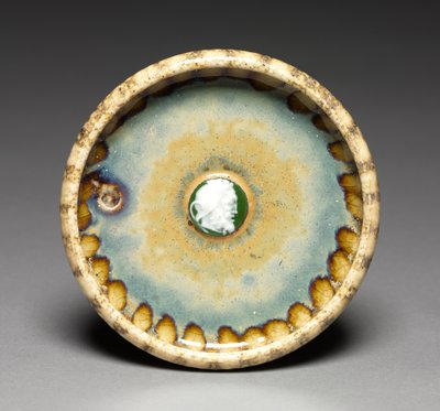 带有白色和绿色浮雕的菜肴，约1895年（粗陶和瓷器） 作者 紫杉马克西姆犬