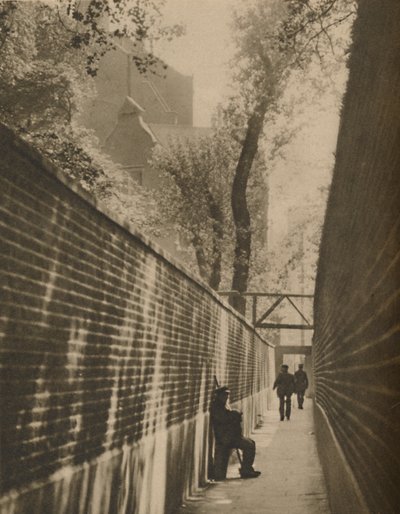在兰斯当通道（Lansdowne Passage）中，一名公路工人曾经疾驰一生，大约在1935年。 作者 泰勒