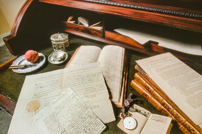 桌子上摆放着乔治-华盛顿的文件、手表和其他物品... 作者 特德·斯皮格尔