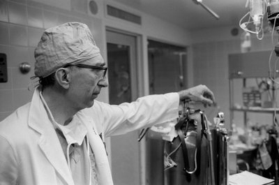 德克萨斯医学中心心血管外科医生 Michael DeBakey 博士。 作者 特德·斯皮格尔