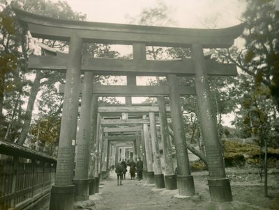 稻荷京都神社鸟居，约 1900 - 1915 年（照片） 作者 