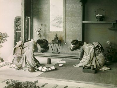 两名身着传统服装的日本妇女在茶道前相互问候，约 1900 - 1915 年（照片） 作者 