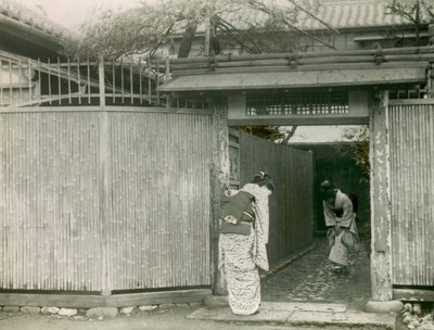 拜访朋友的日本年轻女子，约 1900 - 1915 年（照片） 作者 