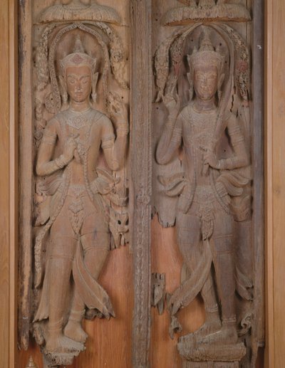 带有两个Deva（木头）的大门板 作者 Thai School