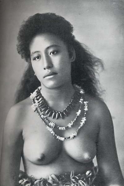 萨摩亚美女，戴着牙齿和贝壳项链，1902年 作者 托马斯·安德鲁