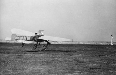 格雷斯的飞机就像在撞到地面后反弹一样，布莱克浦 作者 托马斯E.