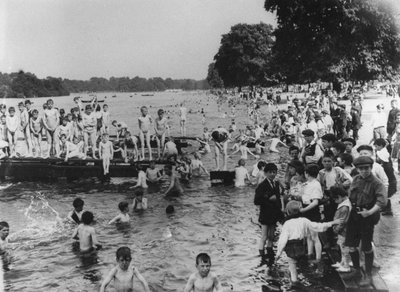 蜿蜒的游泳者，下午1-6点 作者 托马斯E.