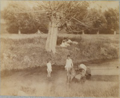 [三个孩子和一只狗在小河里玩耍，1883年7月4日]，1883年。 作者 托马斯·埃金斯