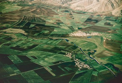 航拍肥沃的 Al Beqaa 谷地（又名 Al Biqa 谷地）下的耕地... 作者 托马斯·J·阿伯克龙比