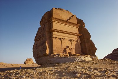 Madaâ€in Salih aka Al-Hijr aka Hegra 的纳巴泰遗址碎片，一个考古遗址... 作者 托马斯·J·阿伯克龙比