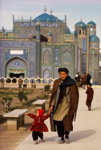 游客参观马扎里沙里夫的清真寺和陵墓，Masjid-e-Kabud又名Rawze-e-Sharif... 作者 托马斯·J·阿伯克龙比