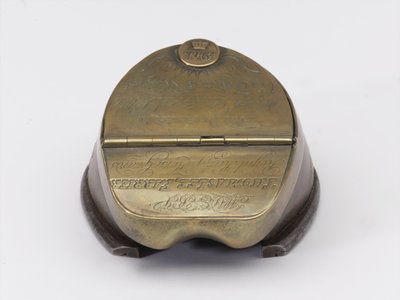 属于威廉-泰尔维特-德雷克上尉的马蹄铁墨水瓶，约1829年（墨水瓶，马蹄铁）。 作者 托马斯·李