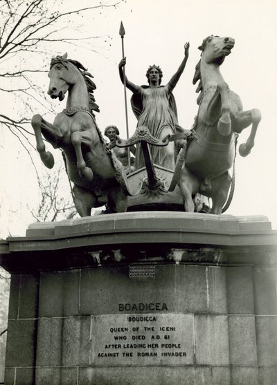 Boadicea和她的女儿，青铜雕塑组，1885年 作者 托马斯·桑尼克罗夫特