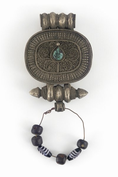 护身符（Gau）（银色，玻璃珠和绿松石） 作者 藏族学校
