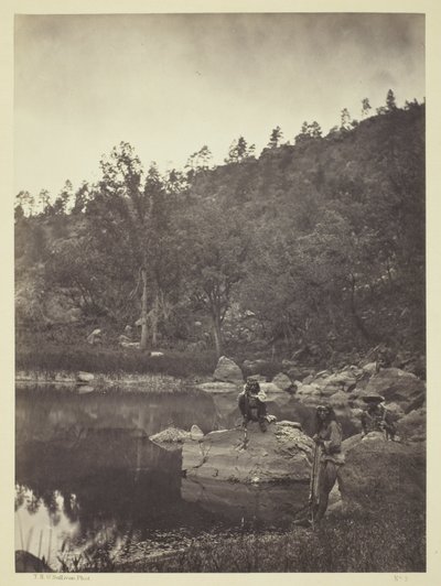 亚利桑那州 Sierra Blanca 山脉阿帕奇湖上的景色，两名阿帕奇童子军在前景中 作者 Timothy O
