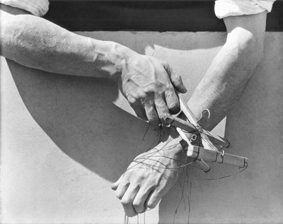 1929年木偶操纵者的手 作者 Tina Modotti