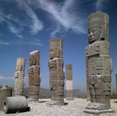 Atlantean columns on Pyramid B in form of Toltec warriors 作者 托尔特克托尔特克