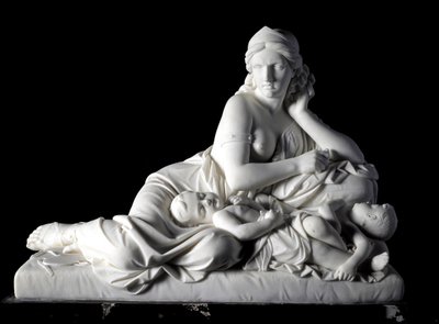 Medee 想杀死她的孩子 Tommaso Solari (1820-1897) 1863 年的大理石雕塑。昏暗。 60x80x38 厘米来自Odone di savoia 王子的收藏。 基因，现代美术馆，inv。 744 作者 托马索·索拉里（Tommaso Solari）