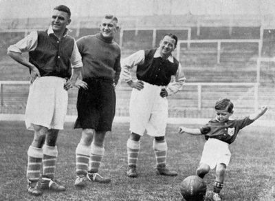 年轻的托尼·哈普古德（Tony Hapgood）在伦敦海布里（Highbury）展示他的技能，c1933-c19375 作者 专题新闻社