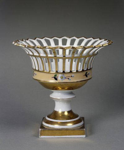 水果篮子，约1826-1838年（硬膏瓷加珐琅和镀金）。 作者 塔克中国工厂