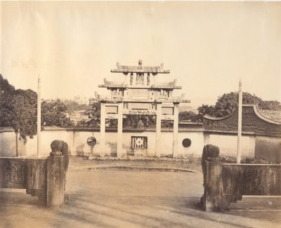 凯旋门，福州，约1869年。 作者 东兴。