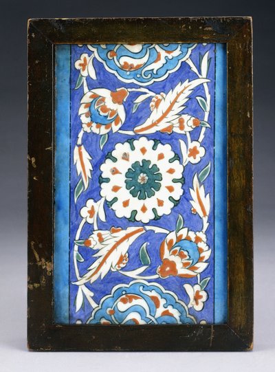 伊兹尼克（Iznik）边界瓷砖，大约在滚动的手掌和绿叶藤蔓之间有中央花头，约1570年（陶瓷） 作者 土耳其语学校