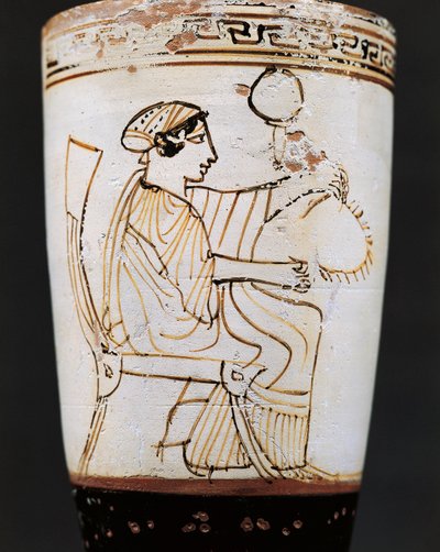 Lekythos，归于Tymbos画家的油壶，描绘了妇女编织王冠，公元前5世纪。 作者 Tymbos Painter（收件人）