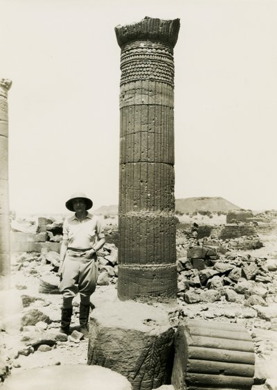 苏丹 Musawwarat es Sufra 大围墙内的寺庙遗址，带装饰浮雕的柱子，Ugo Monneret de Villard 摄 作者 乌戈·莫内雷·德·维拉德