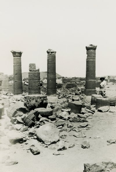 苏丹 Musawwarat es Sufra 大围墙中的柱子和寺庙遗址，Ugo Monneret de Villard 摄 作者 乌戈·莫内雷·德·维拉德