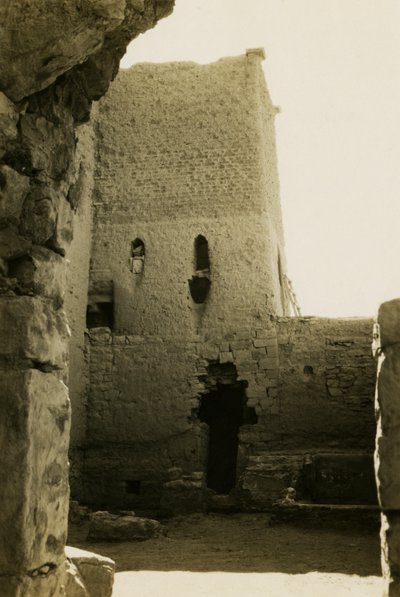 埃及阿斯旺，圣西缅修道院大库房（qasr）内部，摄影师：Ugo Monneret de Villard 作者 乌戈·莫内雷·德·维拉德