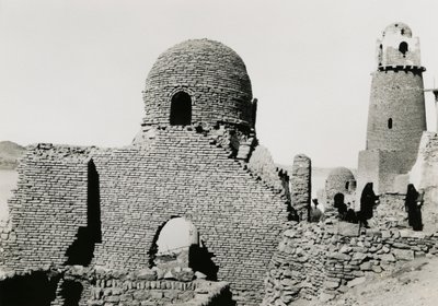 埃及阿斯旺附近的 al-Mashhad al-Bahari 光塔和清真寺遗址，摄影师：Ugo Monneret de Villard 作者 乌戈·莫内雷·德·维拉德